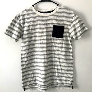 Tee-shirt w/ black/white stripes and black pocket